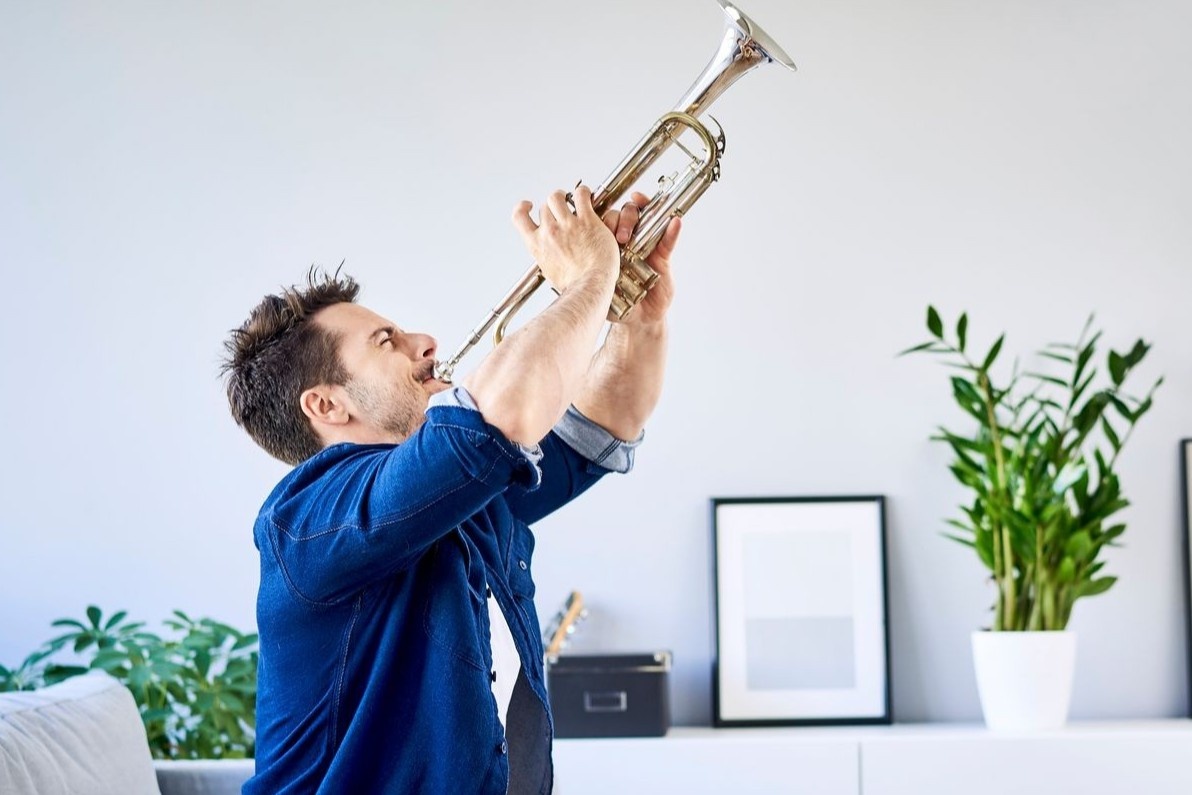 Mau thuan, bao luc vi tieng on nha hang xom hinh anh