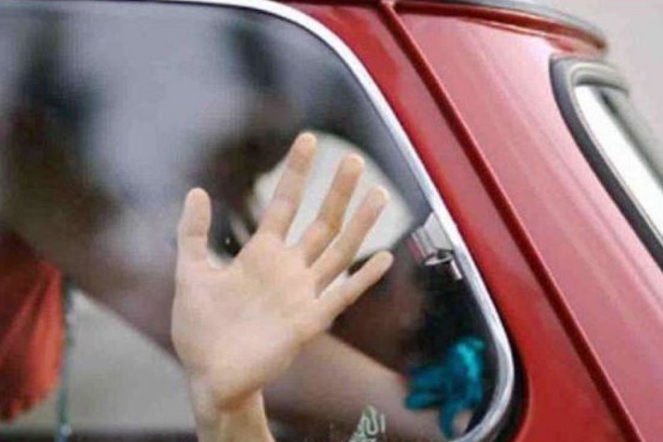 Co gai Han Quoc can dut luoi ke hiep dam de tu ve hinh anh