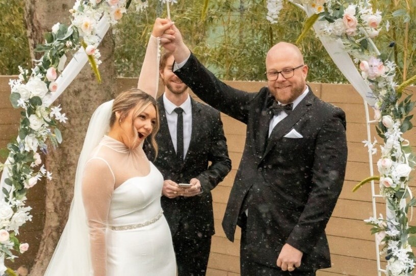 Dam cuoi no ro giua bao tuyet lich su o Texas hinh anh