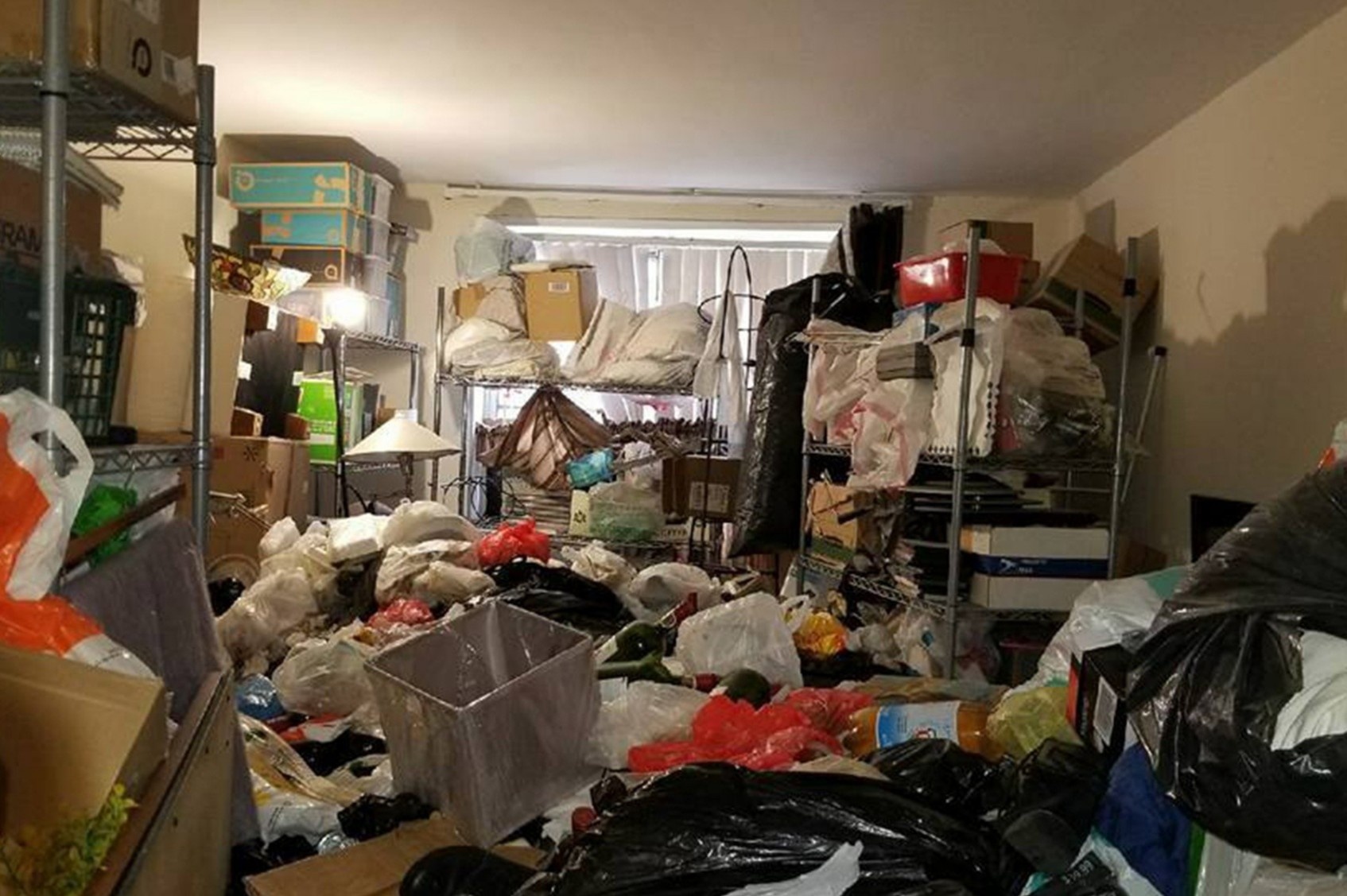 Nhung can ho sang chanh ngap rac giua New York hinh anh