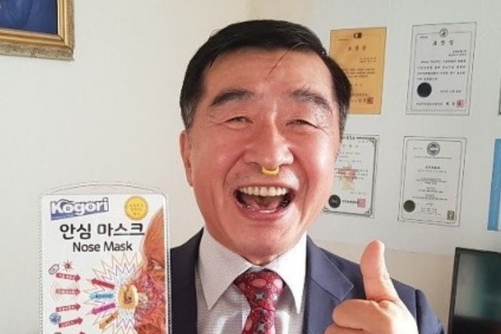 Bi bat giu vi ban khuyen mui silicon chong Covid-19 hinh anh