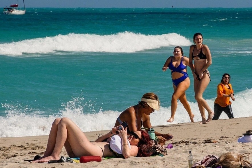 Nguoi My tha tiec tung chung voi Covid-19 hon la ngoi nha hinh anh