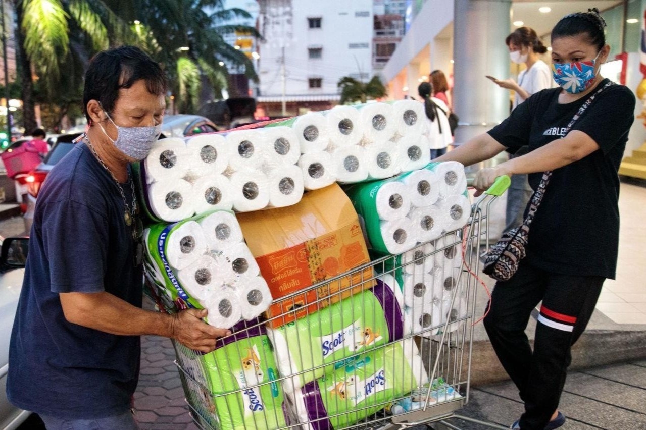 Chon giay ve sinh vao hop thoi gian de hau the biet ve Covid-19 hinh anh