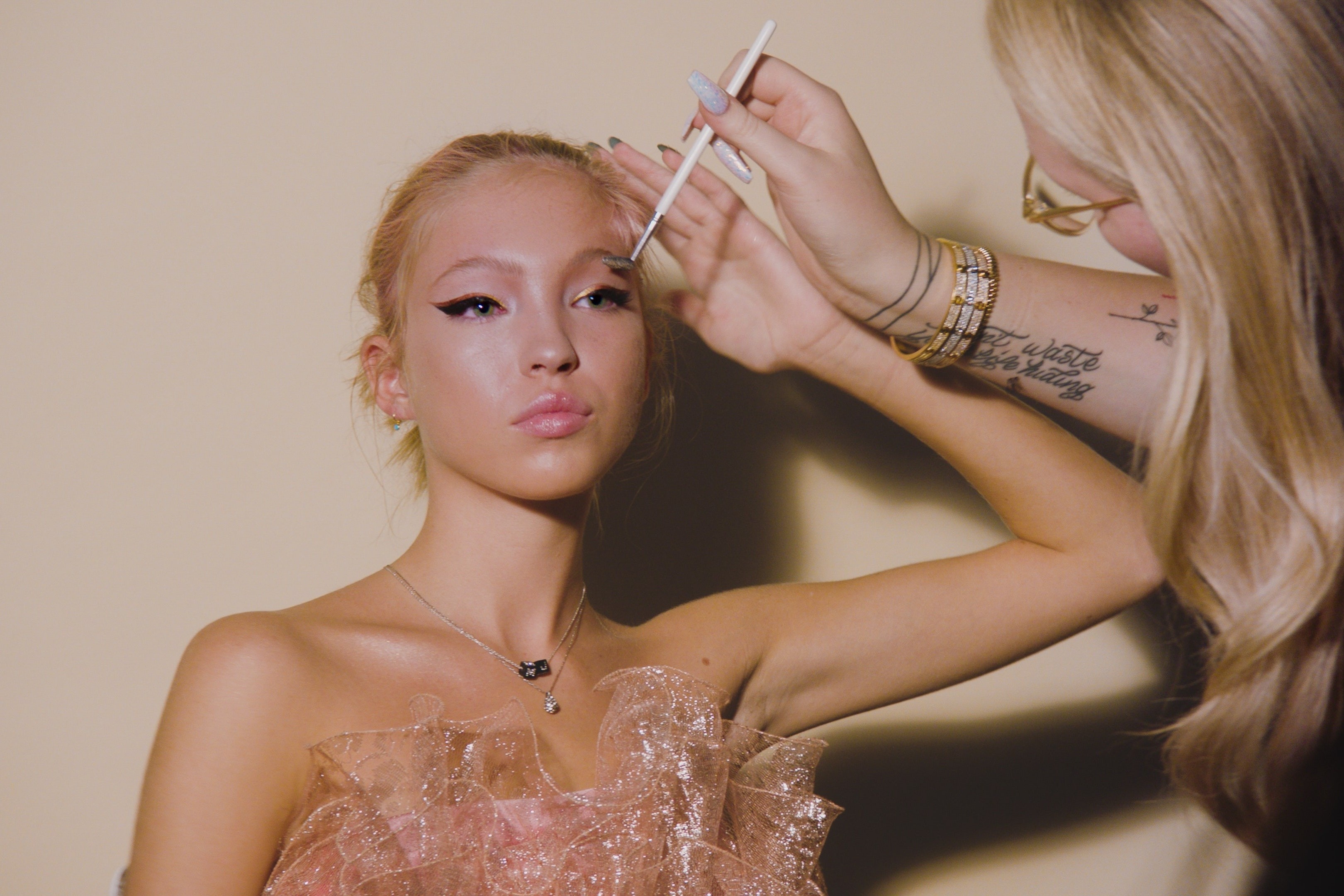 Con gai sieu mau Kate Moss vut sang o tuoi 18 hinh anh