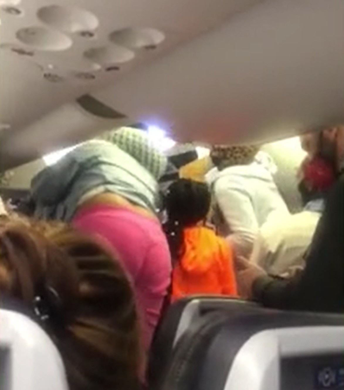 danh nhau de duoc xuong may bay truoc anh 1