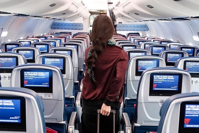 Hai phu nu My danh nhau de duoc xuong may bay truoc hinh anh