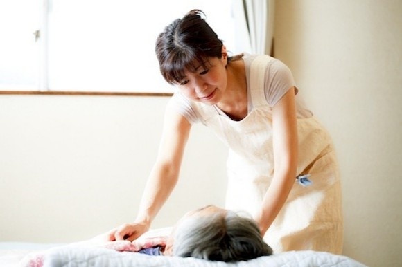 Phu nu pha san vi long hieu thao o Singapore hinh anh