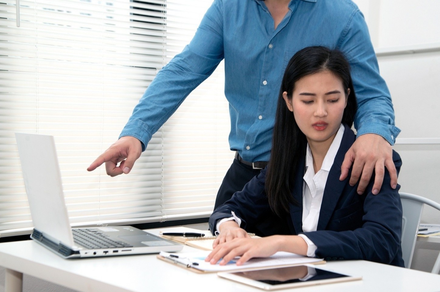 Co gai cam choi danh sep vi bi quay roi tinh duc hinh anh