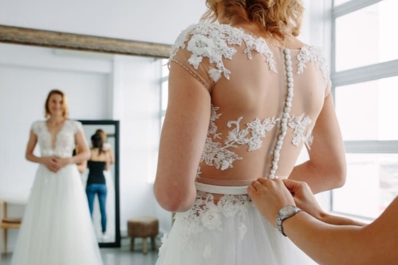 Bi huy cuoi vi Covid-19, co gai mac vay trang di tiem vaccine hinh anh