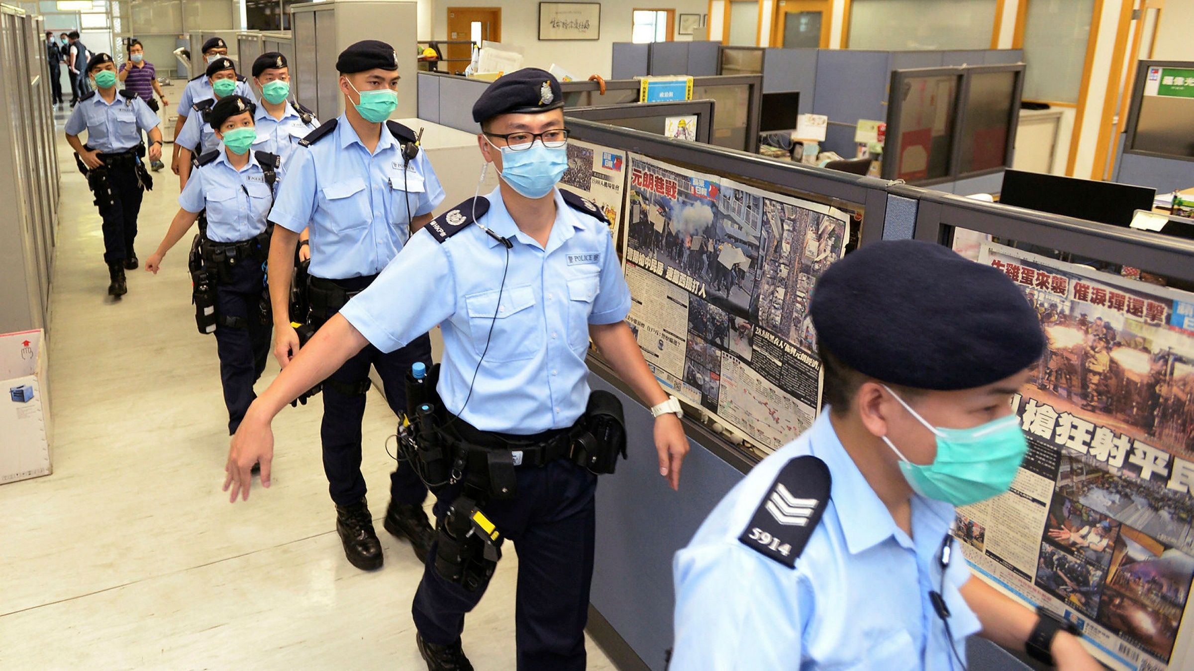 canh sat vien bi lua tinh lay tien anh 1