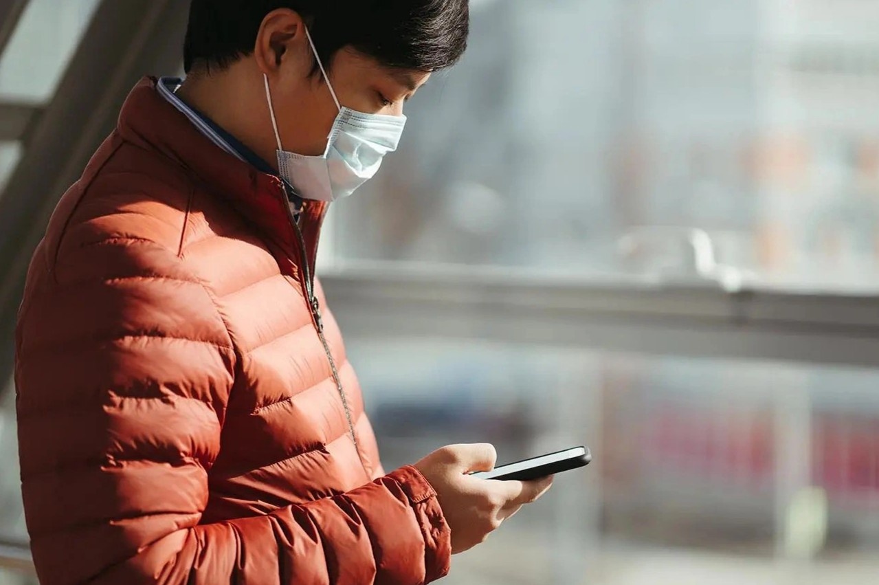 Canh sat vien Hong Kong bi lua tinh lay tien tren mang hinh anh