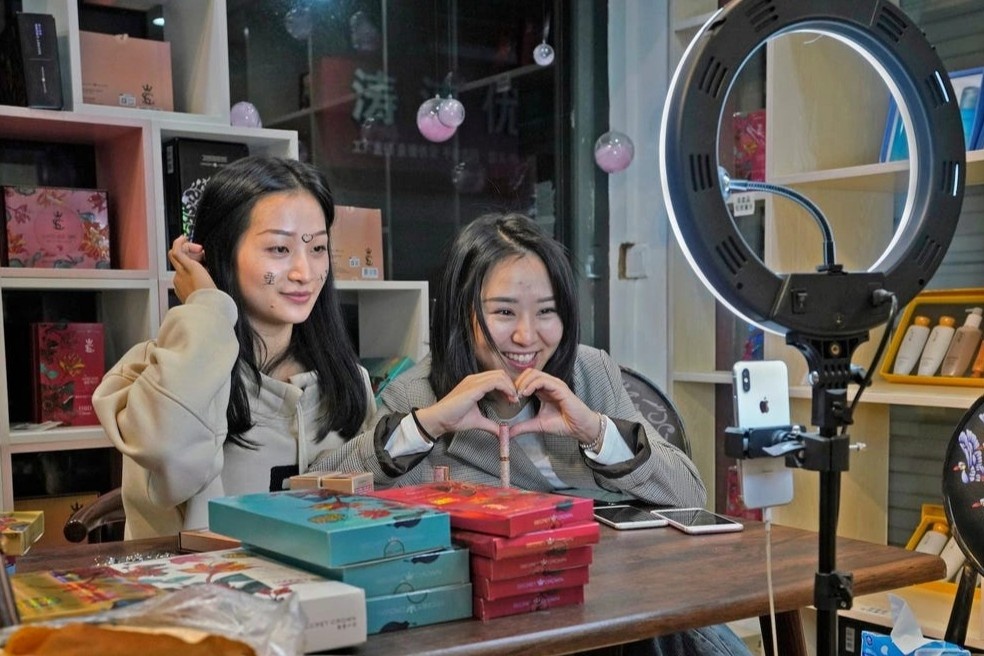 'Lang livestream' tap nap nguoi den tim co hoi lam giau hinh anh