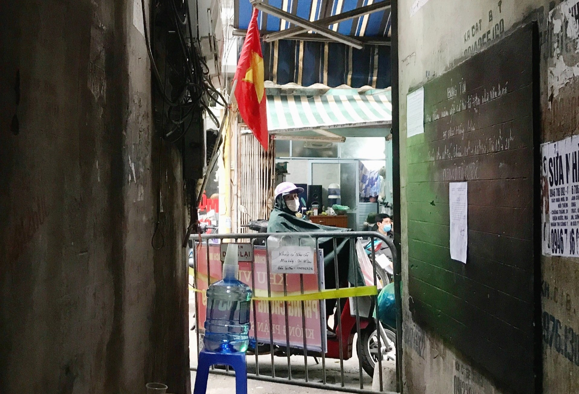 'Sang ngu day, toi bat ngo khi nha trong dien phong toa' hinh anh