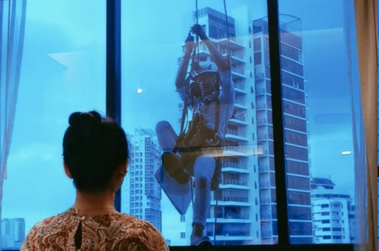 Nguoi dan ong Singapore du day o tang 17 de cau hon ban gai hinh anh