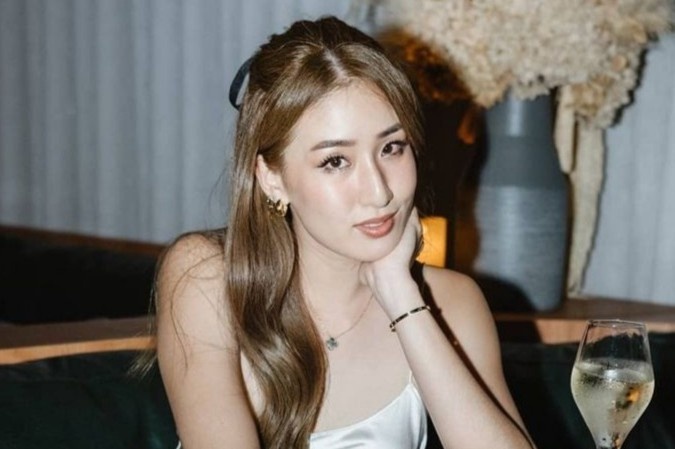 Nu phat thanh vien Singapore bi ke la mat bam duoi hinh anh