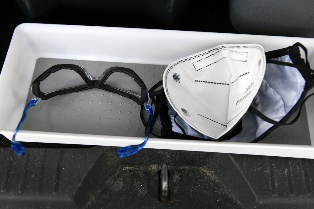 tiem vaccine Covid-19 van deo khau trang anh 3