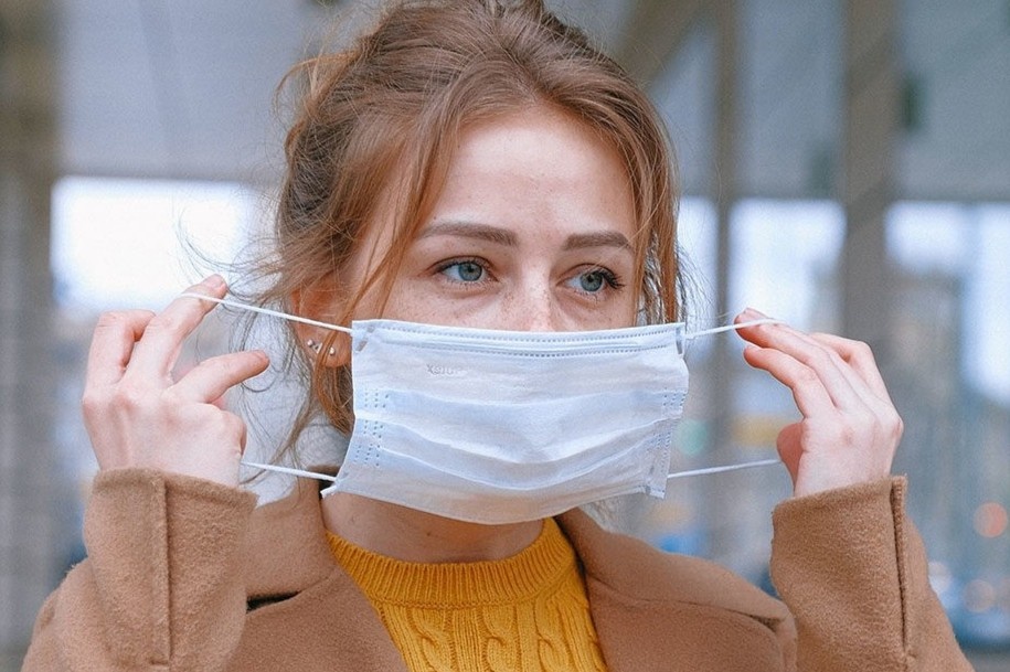 'Du da tiem vaccine, toi van deo khau trang' hinh anh