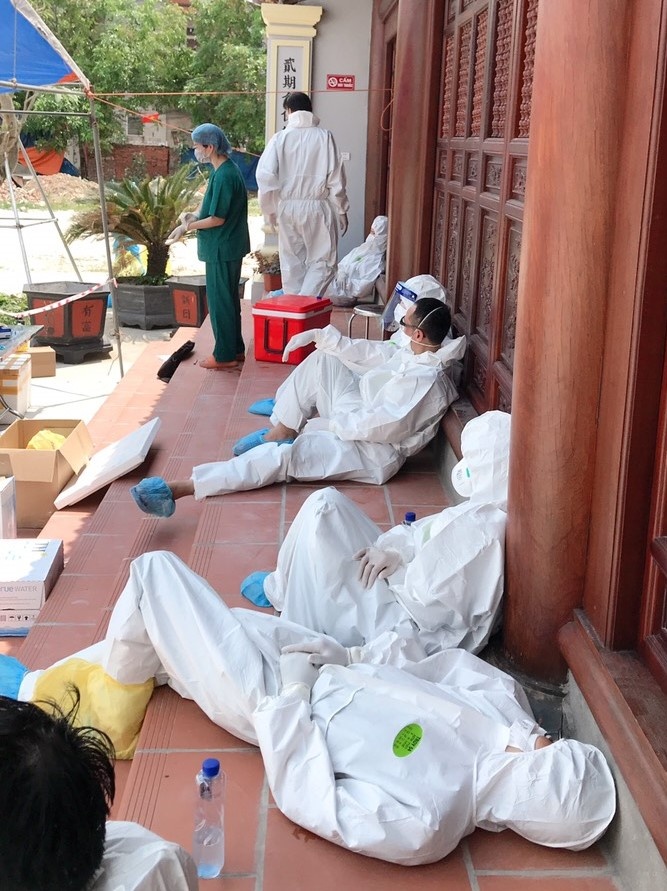 cap vo chong 2 lan tham gia chong dich anh 2