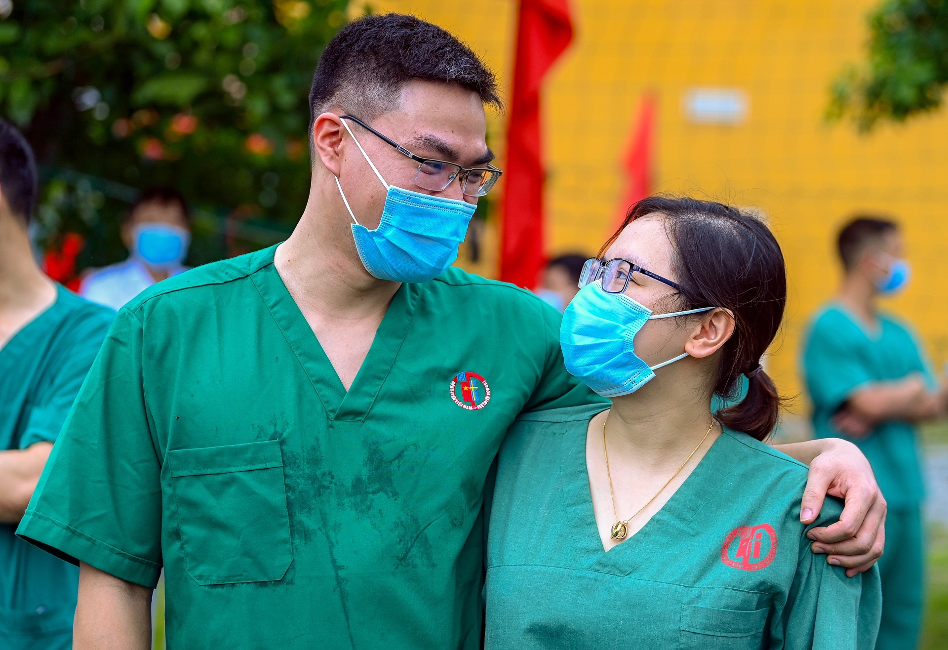 cap vo chong 2 lan tham gia chong dich anh 1