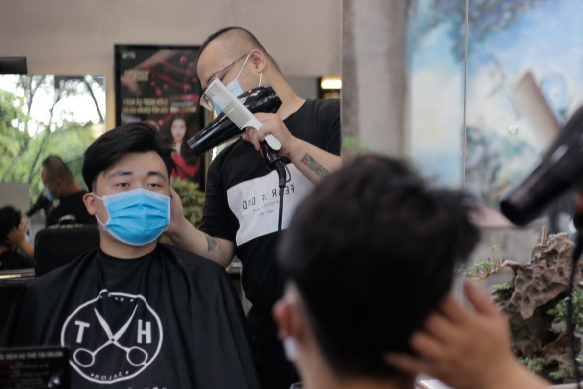 'Sang nay, tiem lam toc Ha Noi nhon nhip nhu 30 Tet' hinh anh