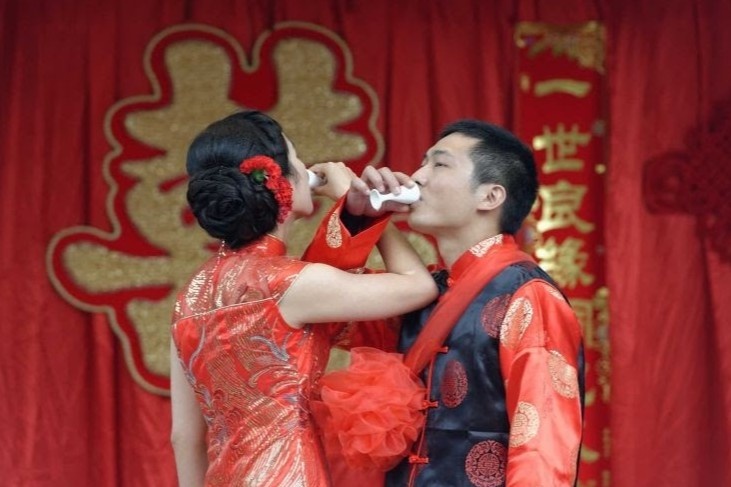 Dam cuoi xa hoa, tho tuc o Trung Quoc bi cam hinh anh