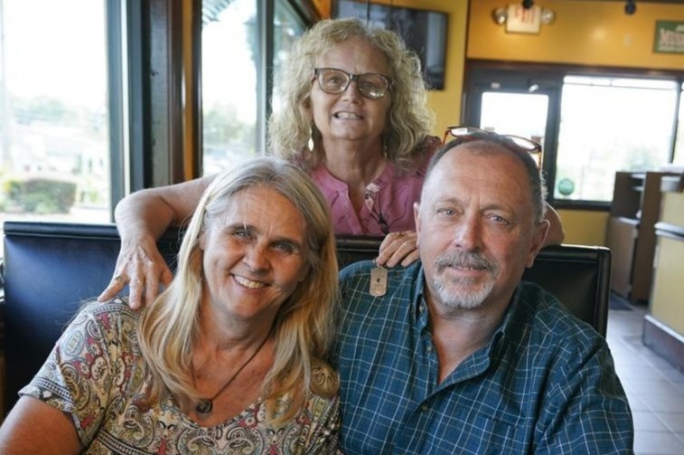 Nguoi phu nu hien than cho vo cu cua chong hinh anh