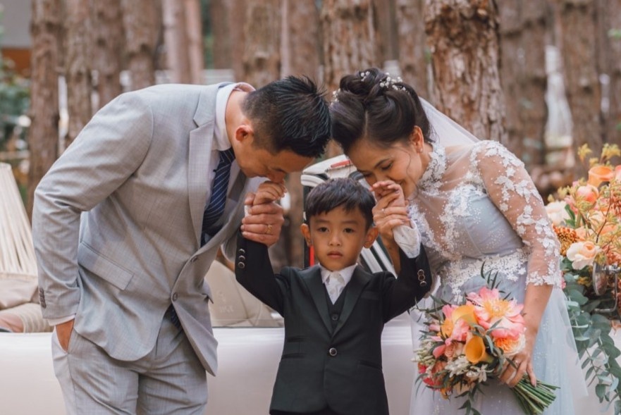 Me duoc con trai 8 tuoi dan vao le duong trao cho 'bo moi' hinh anh