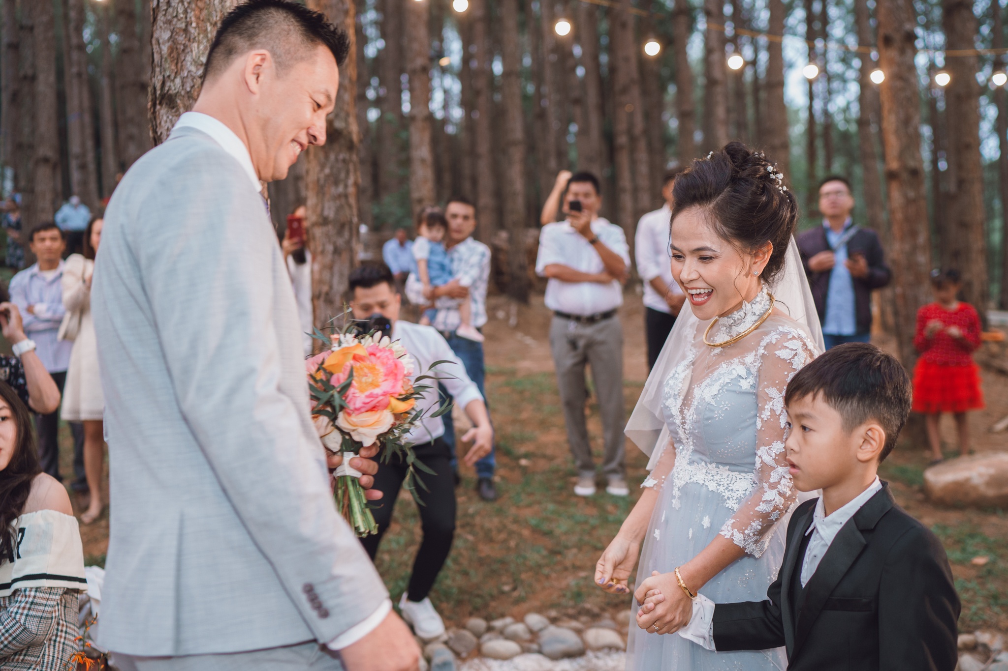 Con trai 8 tuoi dat me vao le duong trao cho 'bo moi' hinh anh