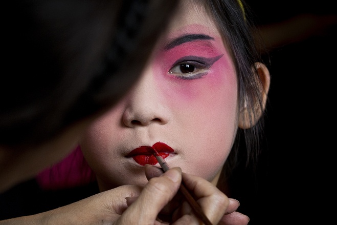 tre em Trung Quoc dung my pham anh 4