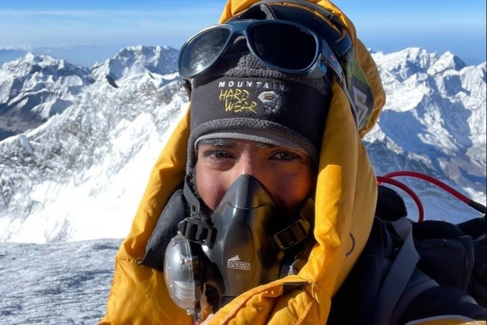 Hanh trinh chien thang Covid-19 khi dang mac ket o Everest hinh anh