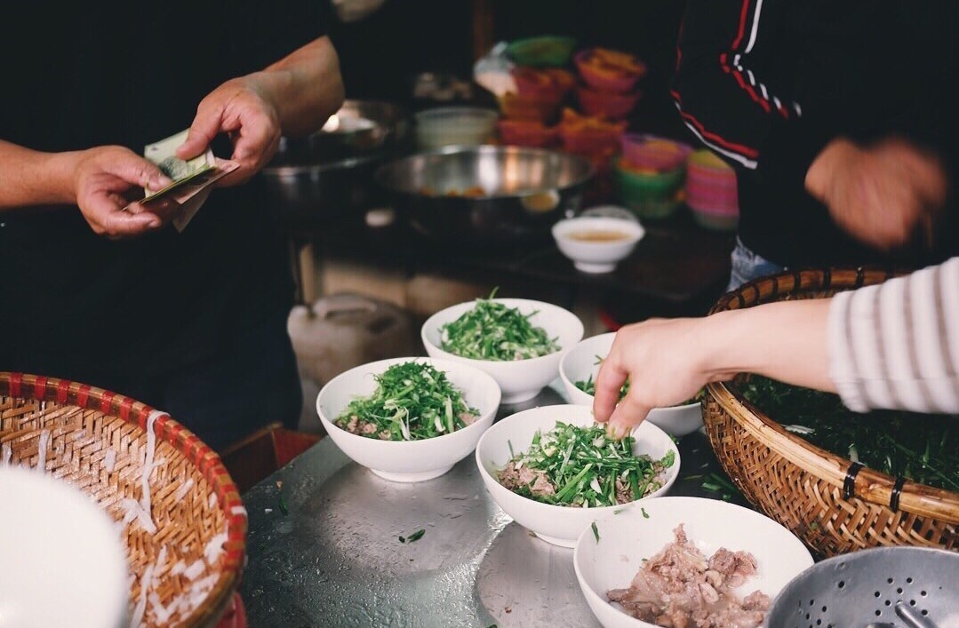 Gioi tre Ha Noi cho duoc an sang pho bo, tra chanh via he hinh anh