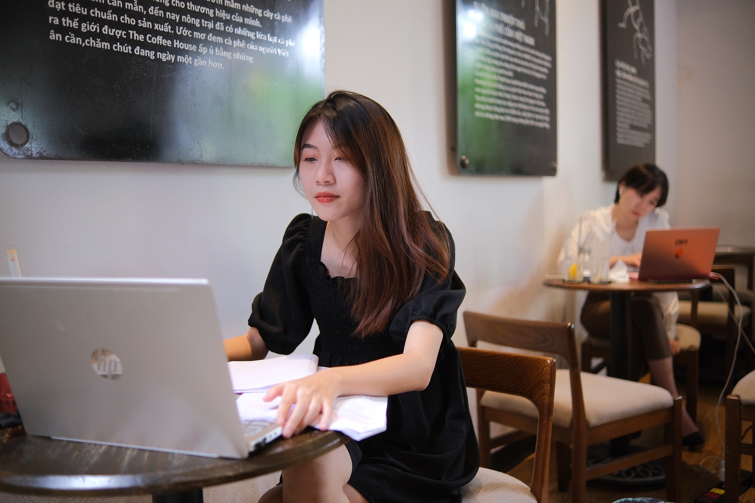 gioi tre Ha Noi voi tim den quan ca phe anh 1