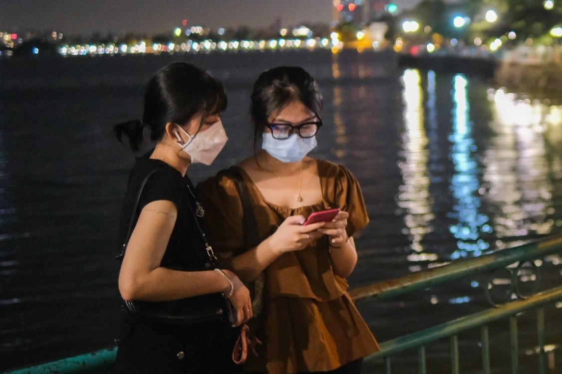 Gioi tre Ha Noi xuong pho hong gio du troi nong ky luc hinh anh