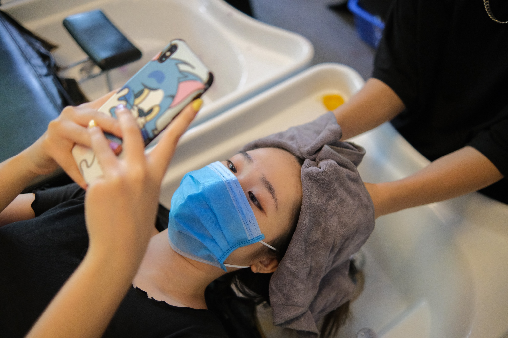 Gioi tre Ha Noi voi di lam nail, goi dau ngay ngay mo cua tro lai hinh anh