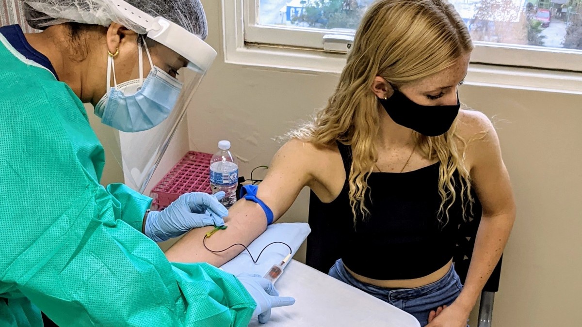 Gioi tre My tiem vaccine chui anh 1