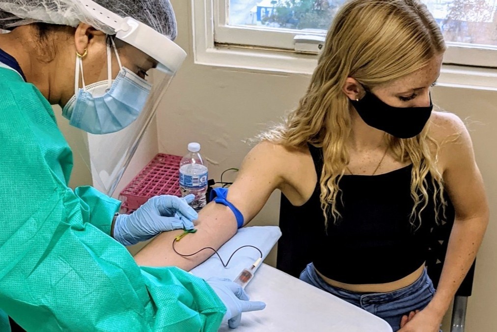 Nhieu nguoi tre My phai giau cha me di tiem vaccine hinh anh