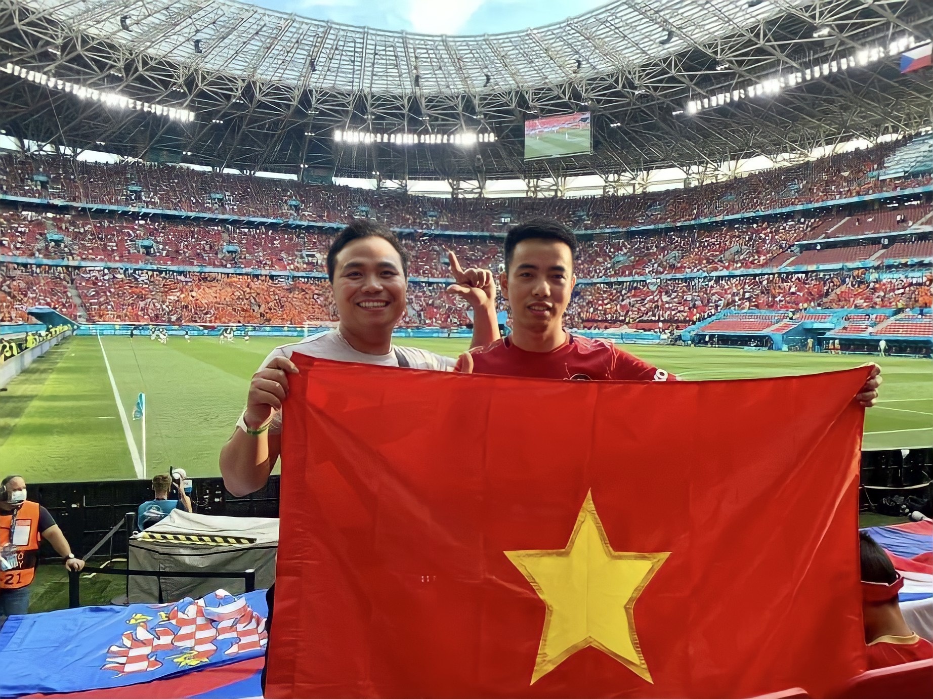 nguoi Viet ke chuyen dem quoc ky toi xem Euro anh 2