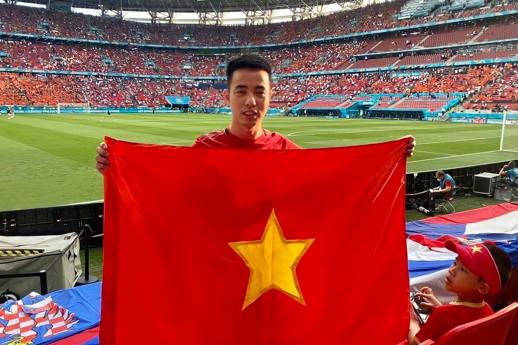 Nguoi Viet ke chuyen dem quoc ky toi xem Euro hinh anh