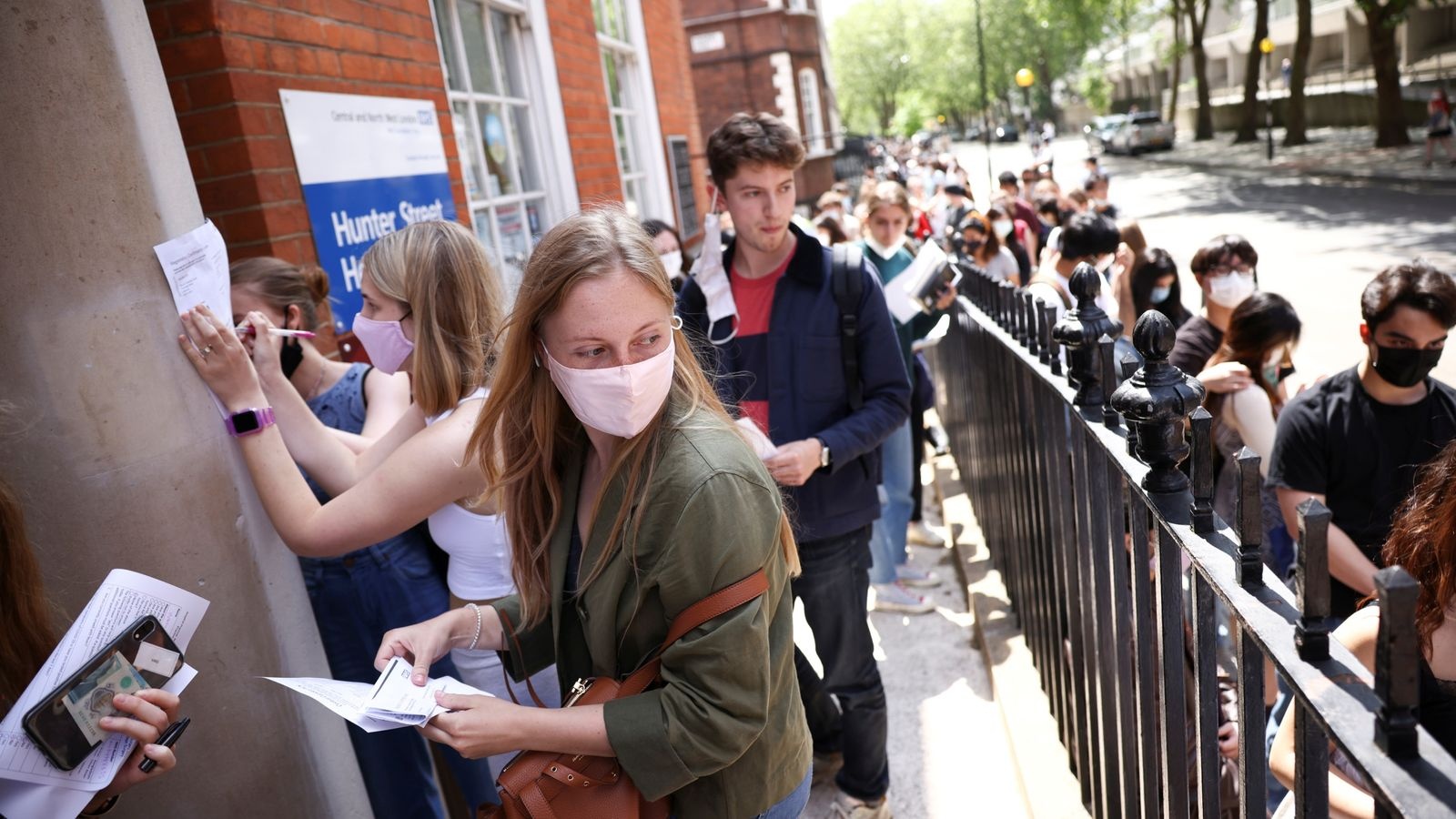 thu nghiem vaccine Covid-19 de kiem tien anh 1