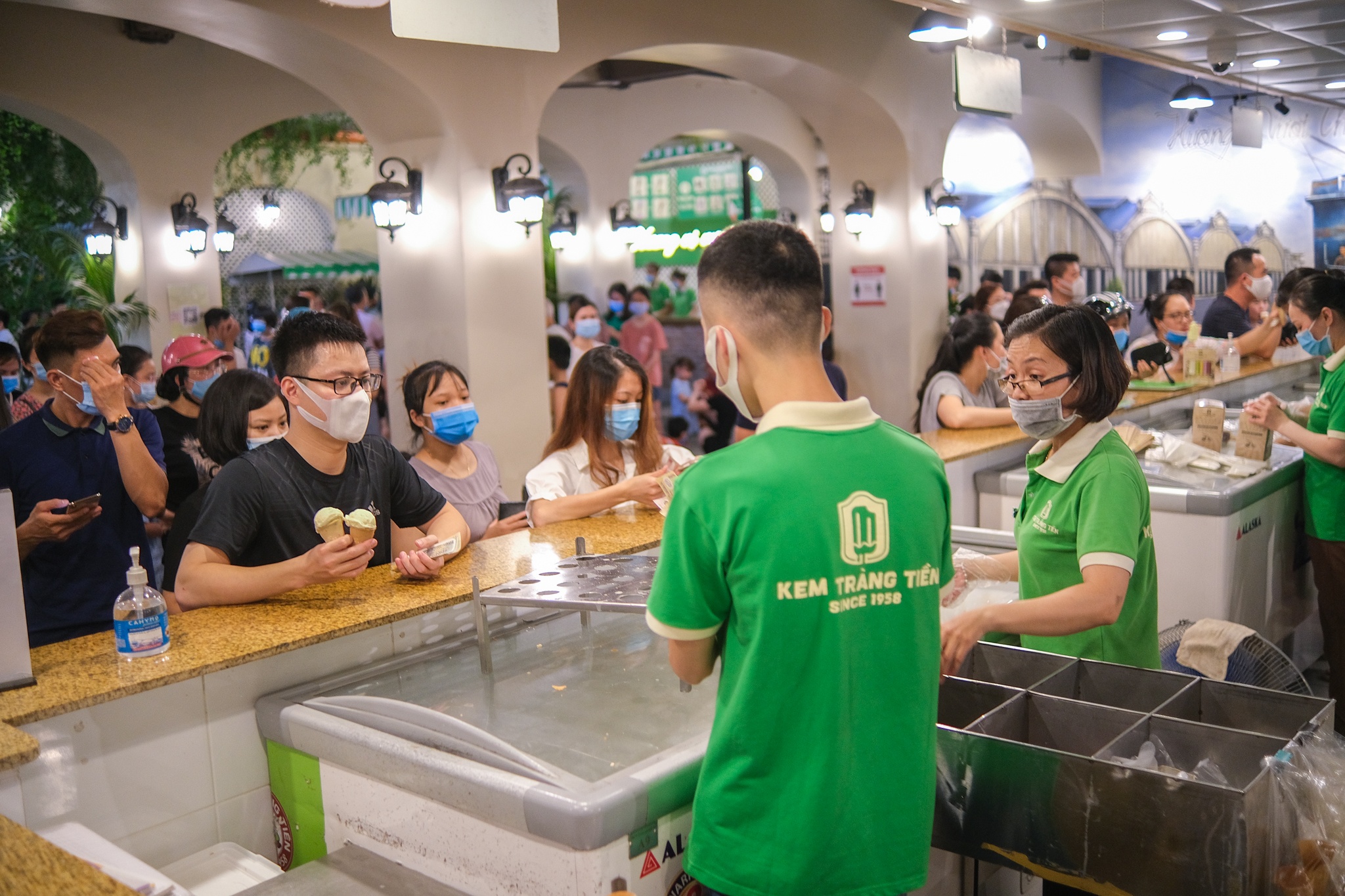 giới trẻ Hà Nội tìm đến kem Tràng Tiền,  Thủy Tạ  ảnh 4 gioi tre Ha Noi tim den kem Trang Tien,  Thuy Ta anh 4