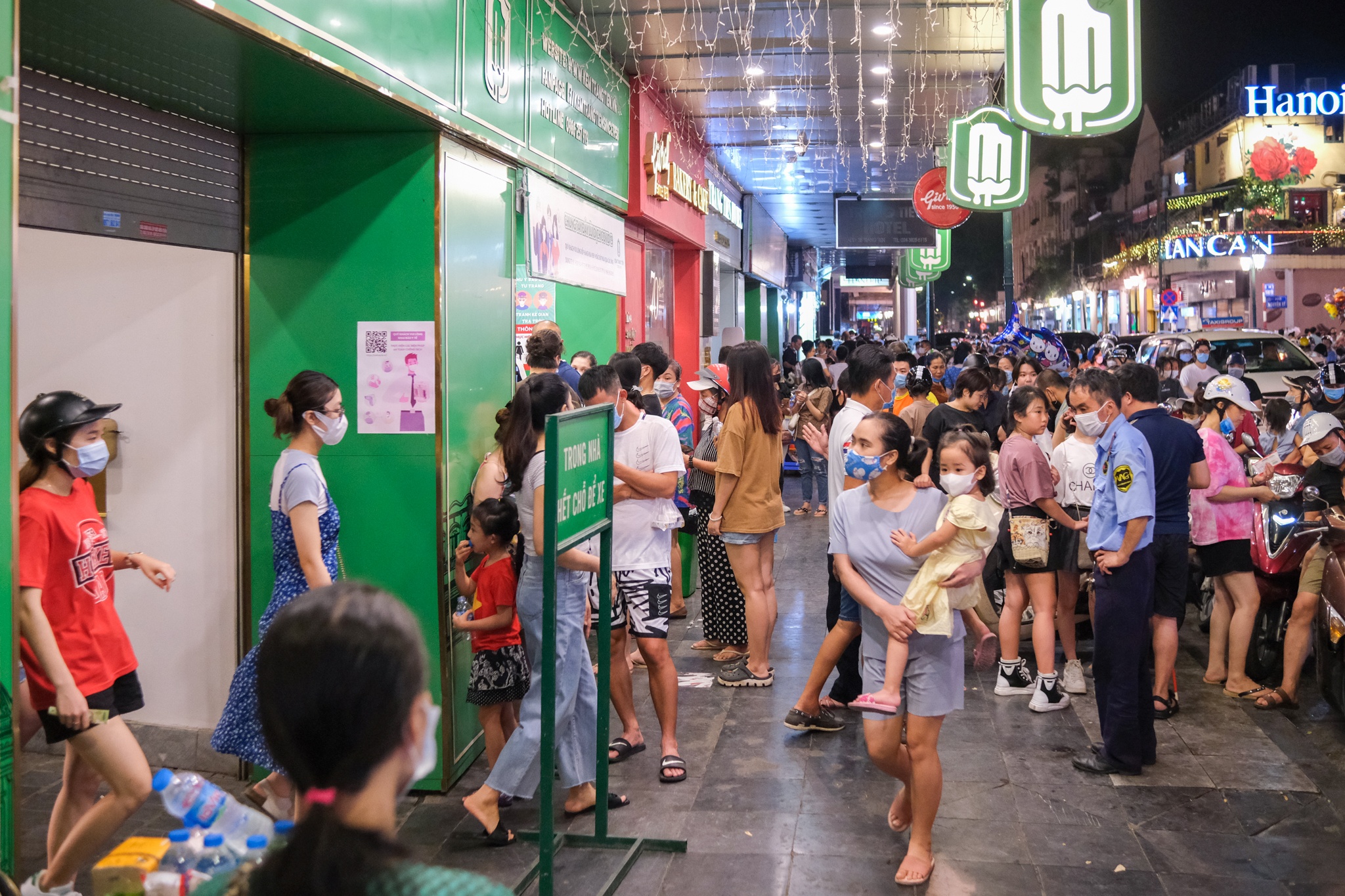 giới trẻ Hà Nội tìm đến kem Tràng Tiền,  Thủy Tạ  ảnh 1 gioi tre Ha Noi tim den kem Trang Tien,  Thuy Ta anh 1