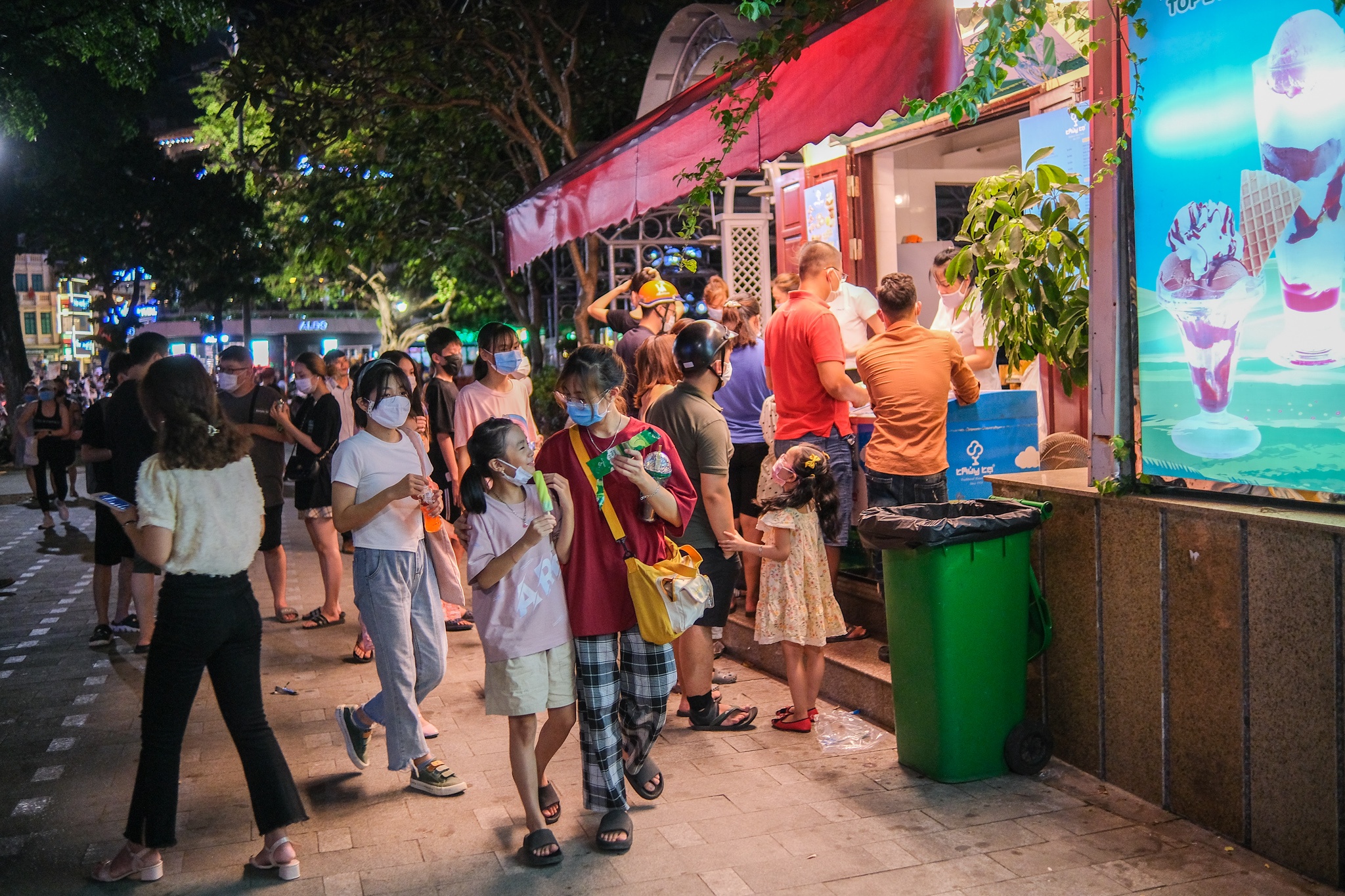 giới trẻ Hà Nội tìm đến kem Tràng Tiền,  Thủy Tạ  ảnh 7 gioi tre Ha Noi tim den kem Trang Tien,  Thuy Ta anh 7