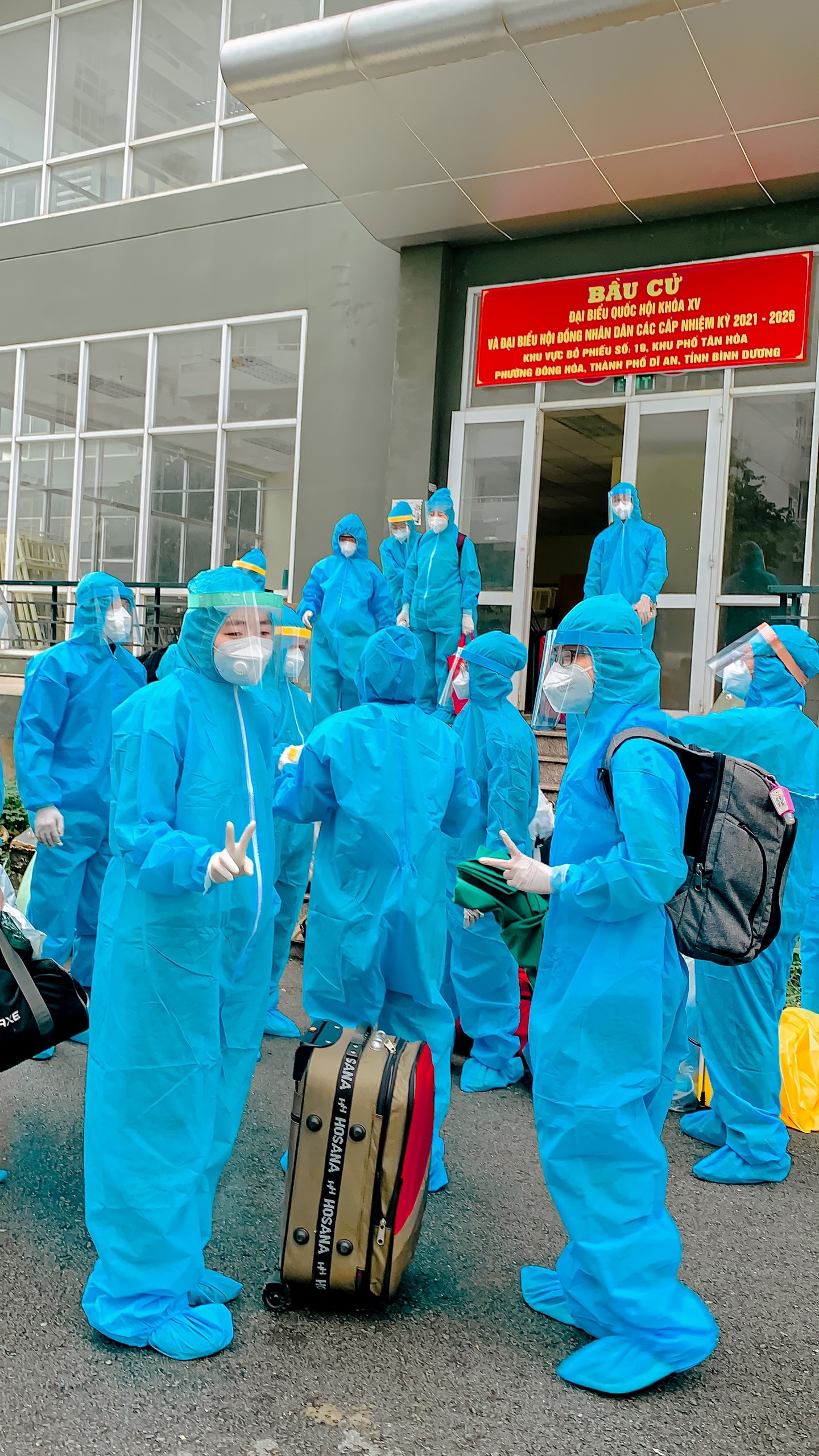 nu sinh y khoa TP.HCM tinh nguyen chong dich anh 3