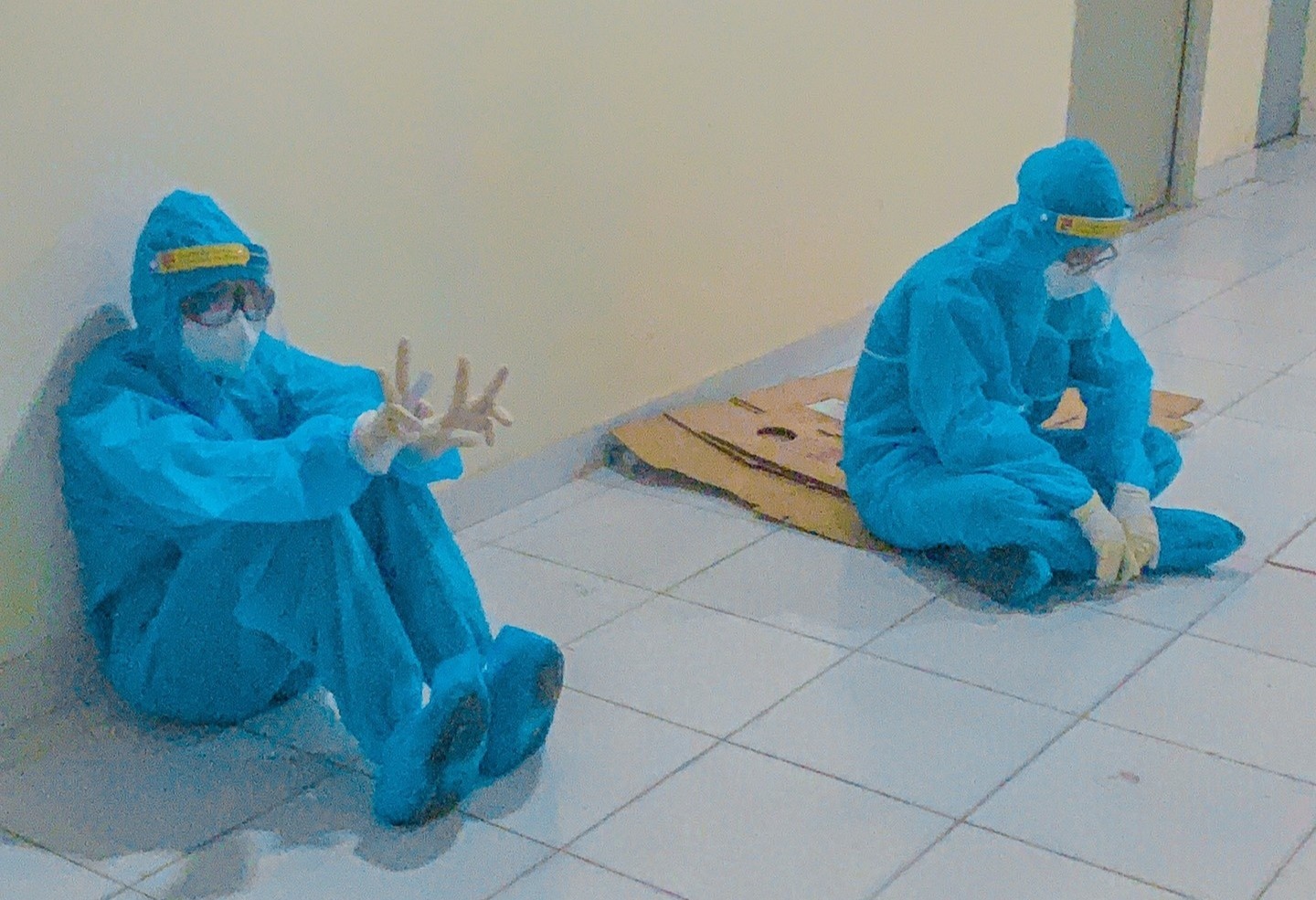 nu sinh y khoa TP.HCM tinh nguyen chong dich anh 5