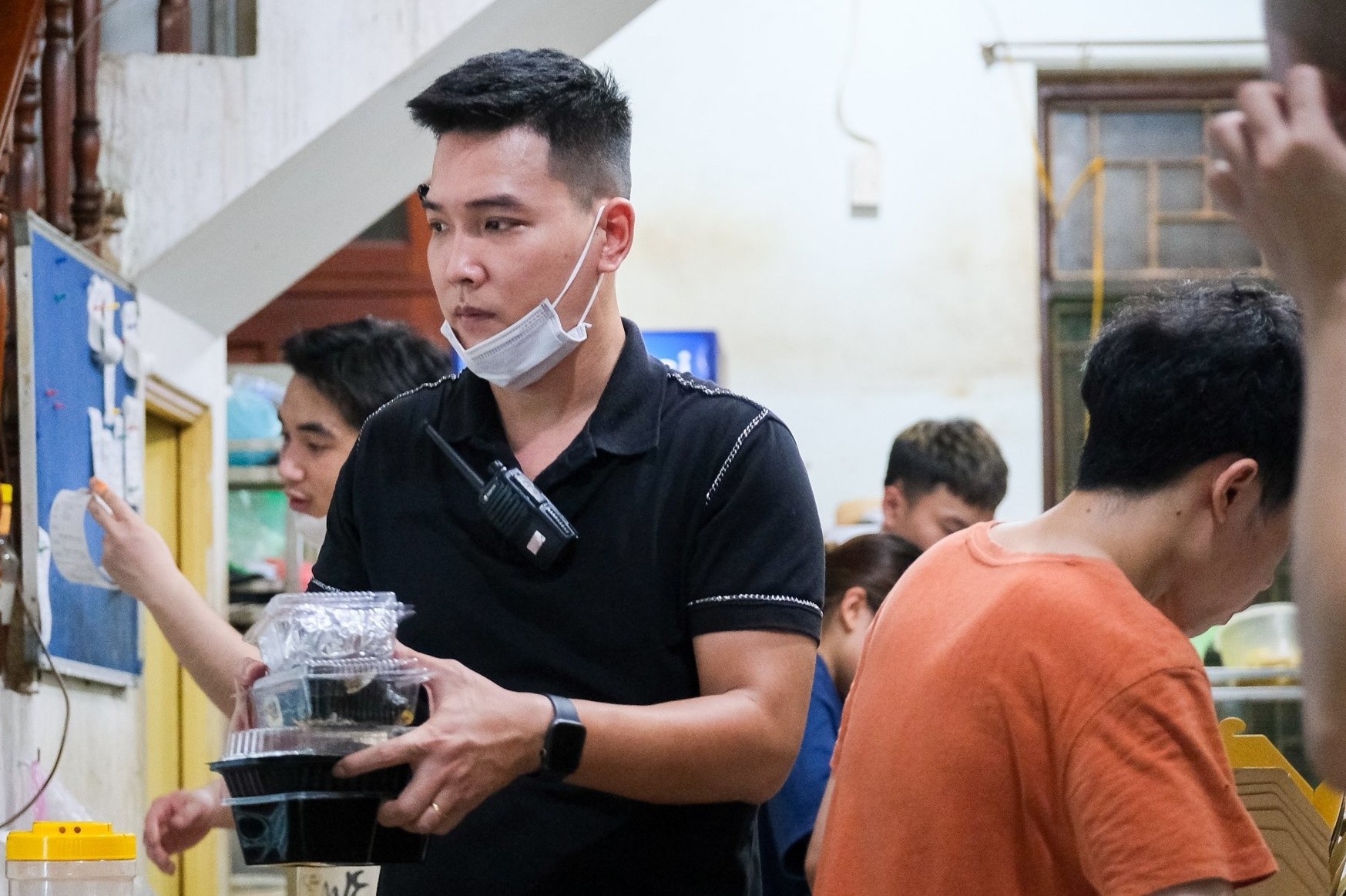 Qua tai don hang, quan an dem mua Euro tu choi nhan khach hinh anh