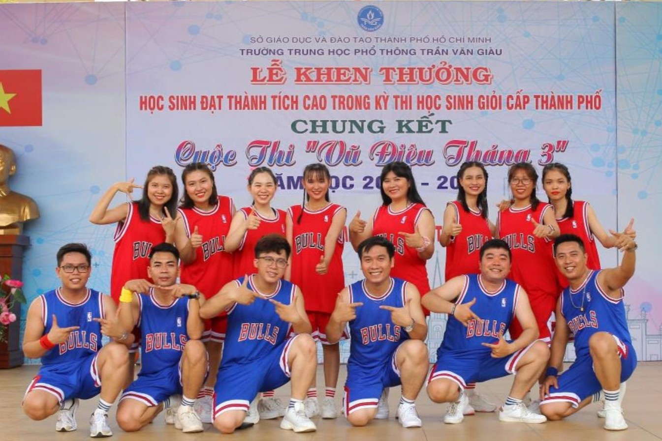 Giao vien o TP.HCM nhay flashmob tang hoc tro hinh anh