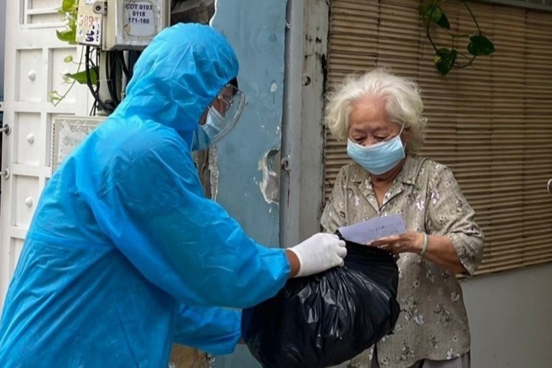 Mot ngay lam viec cua cac tinh nguyen vien chong dich o TP.HCM hinh anh