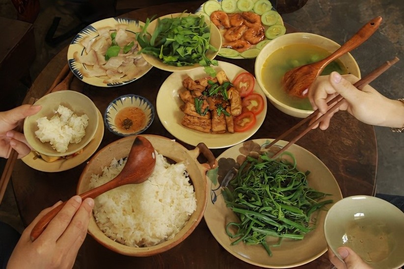 Con tang can nho an com me nau khi nghi dich hinh anh