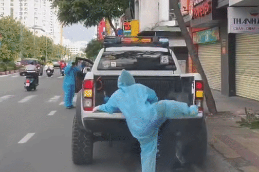 Nu tinh nguyen vien o TP.HCM chat vat leo len xe ban tai hinh anh