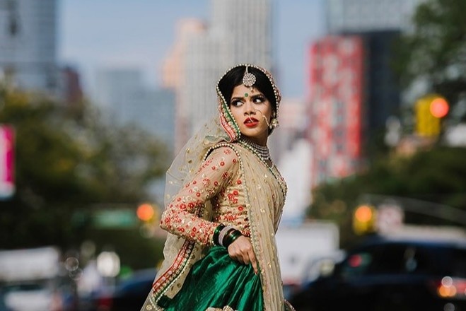 Bi ep lay chong, co dau An Do bao canh sat hinh anh